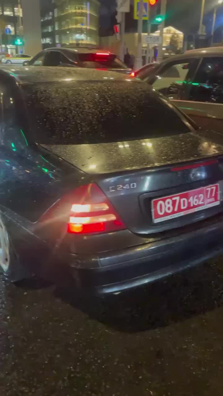 Два ДТП в Москве: столкновение дипломатического транспорта и такси, а также авария с участием скорой помощи