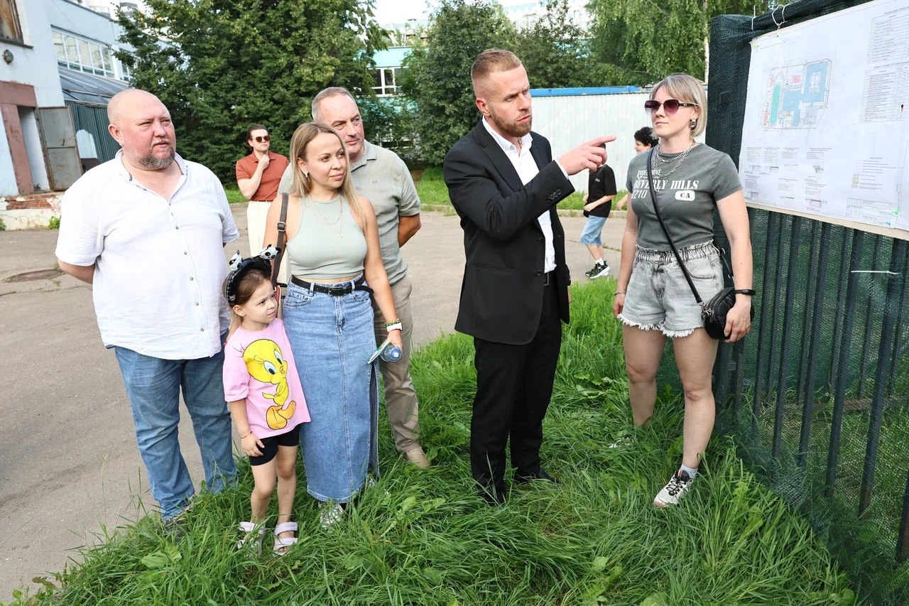 В Мытищах начался ремонт первого корпуса школы № 14 Значительные обновления ждут корпус школы № 14 на улице Шараповской. Встречу с жителями микрорайона провел заместитель главы городского округа Мытищи Александр Хаюров. Также на встрече присутствовали представители депутатского корпуса, управляющей компании и подрядчика. На первом этапе будет проведено благоустройство прилегающей территории, асфальтирование проездов, ремонт стадиона, на котором будет постелено новое резиновое покрытие, установлены новое спортивное оборудование, скамейки. Также замене подлежит система освещения. Все работы по благоустройству будут завершены до 1 сентября. Вторым этапом станет капитальный ремонт спортивного зала. Работы здесь уже начались. Завершить их планируют в мае следующего года. В дальнейших планах – капитальный ремонт и самого здания школы. #мытищи_новости