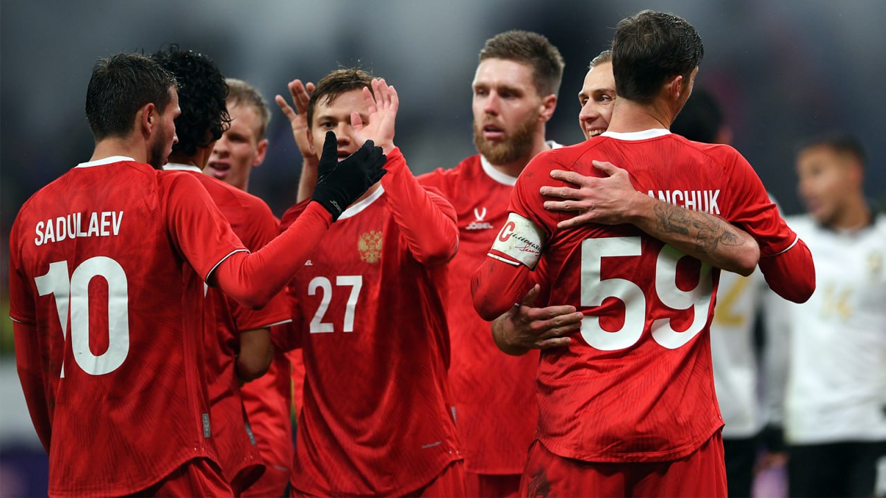 Сборная России в марте проведет два домашних матча против команд из топ 100 рейтинга ФИФА из Африки и Латинской Америки сообщает РБ Спорт В июне национальная команда также дважды сыграет на своем поле так как из за логистических и визовых проблем не сможет провести матчи в одной из стран хозяек чемпионата мира 2026 Мексика США и Канада непосредственно перед самим турниром