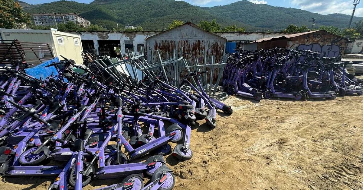Обстановка на кладбище стоянке брошенных самокатов в Геленджике. Сейчас там скопилось почти 2,5 тыс. оставленных без присмотра средств передвижения, рассказал глава курорта Алексей Богодистов. Он напомнил, что кататься на самокатах по набережной Геленджика запрещено, нарушителям выписывают штрафы. С начала лета в городской травмпункт обратилось уже 54 пострадавших от самокатов человека. Алексей Богодистов Связь с редакцией: Подписаться на «Утренний Юг»