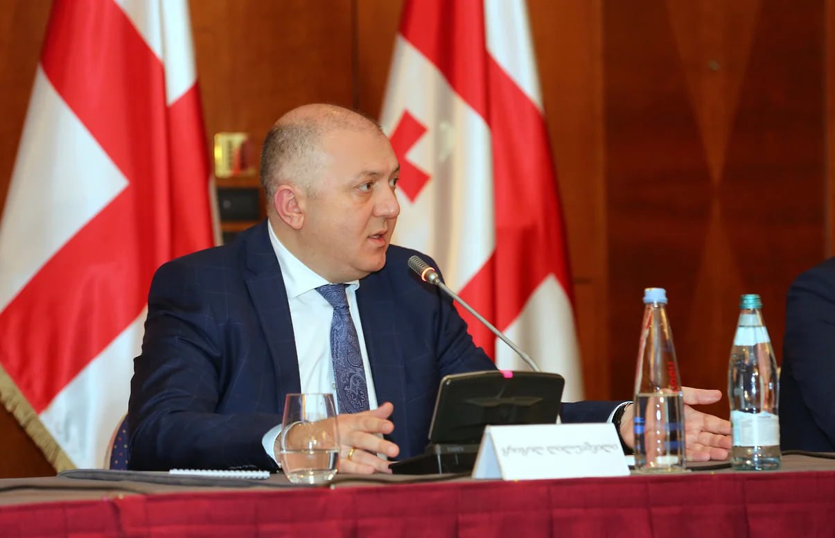 В Грузии задержан бывший глава Службы госбезопасности СГБ Григол Лилуашвили Его обвиняют в получении взяток сообщил генпрокурор Георгий Гваракидзе По версии следствия господин Лилуашвили получил от турецкого инвестора 1 млн а также 1 5 млн лари от грузинского бизнесмена Также экс главе СГБ якобы дали взятку в 1 3 млн за укрывательство оппозиционных колл центров Экс чиновнику грозит от 11 до 15 лет лишения свободы ssg gov ge Подписывайтесь на Ъ Оставляйте бусты