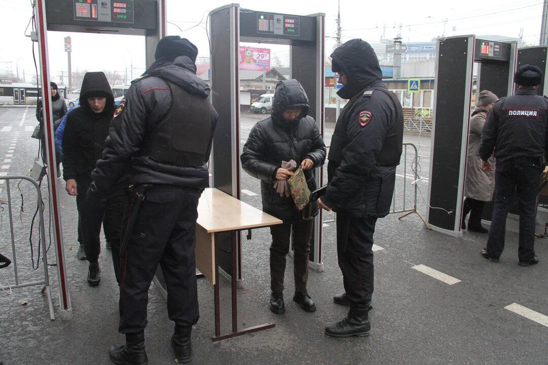 Сегодня День сотрудника органов внутренних дел России Ежегодно 10 ноября в России отмечается профессиональный праздник сотрудников органов внутренних дел История этого праздника берет свое начало со времен Петра I Именно он учредил в Санкт Петербурге должность генерала полицмейстера который встал во главе первой службы по охране общественного порядка А при Александре I появилось Министерство внутренних дел России Долгие годы праздник носил название День милиции В марте 2011 года милицию переименовали в полицию Указом президента от 13 октября 2011 года название праздника было изменено на День сотрудника органов внутренних дел Российской Федерации Мы в MAX Мы в TG Прислать новость