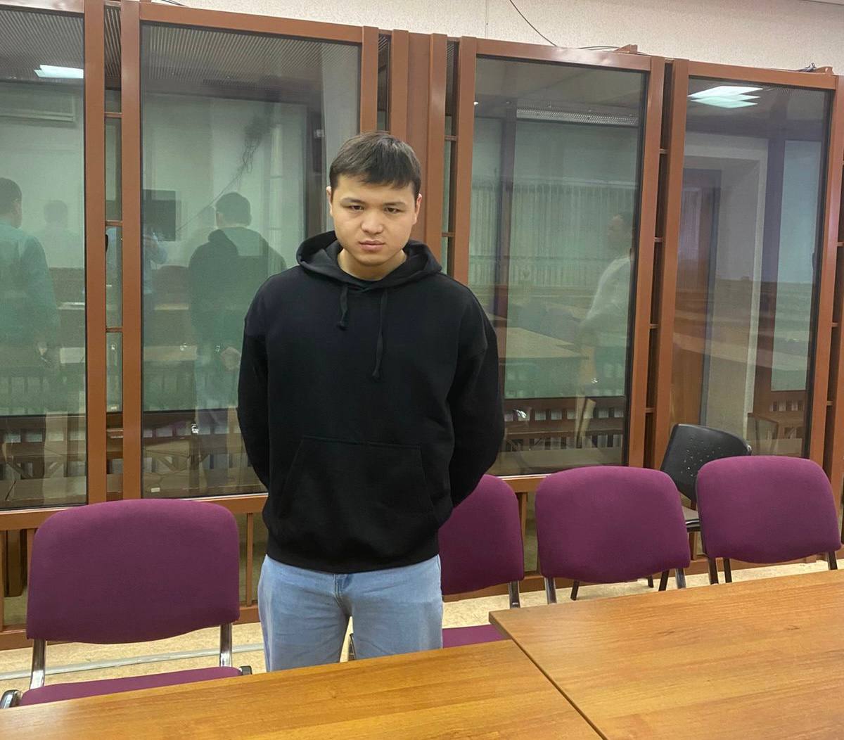 Вынесен приговор по уголовному делу о реабилитации нацизма Сегодня 6 ноября 2025 года Свердловский областной суд на основании доказательств представленных государственным обвинителем вынес приговор по уголовному делу в отношении молодого человека 2006 г р Он признан виновным в совершении преступления по ч 3 ст 354 1 УК РФ реабилитация нацизма выразившаяся в осквернении символа воинской славы России оскорблении памяти защитников Отечества и унижении чести и достоинства ветеранов Великой Отечественной Войны совершенная публично В ходе рассмотрения в суде уголовного дела установлено что в вечернее время 28 июня 2025 года осужденный находясь в г Среднеуральске на площади где установлен Мемориальный комплекс в честь среднеуральцев погибших на фронтах Великой Отечественной войны 1941 1945 годов демонстрируя циничное пренебрежение к нормам морали и нравственности в присутствии нескольких граждан поднялся на площадку постамента на которой также расположен Вечный огонь входящий в состав Мемориального комплекса После чего молодой человек поджег сигарету от пламени Вечного огня тем самым осквернив символ воинской славы России и оскорбив память защитников Отечества Уголовное дело рассмотрено в порядке особого судопроизводства без проведения судебного следствия Молодой человек признал свою вину в полном объеме С учетом позиции государственного обвинителя Свердловский областной суд назначил виновному наказание в виде 320 час обязательных работ