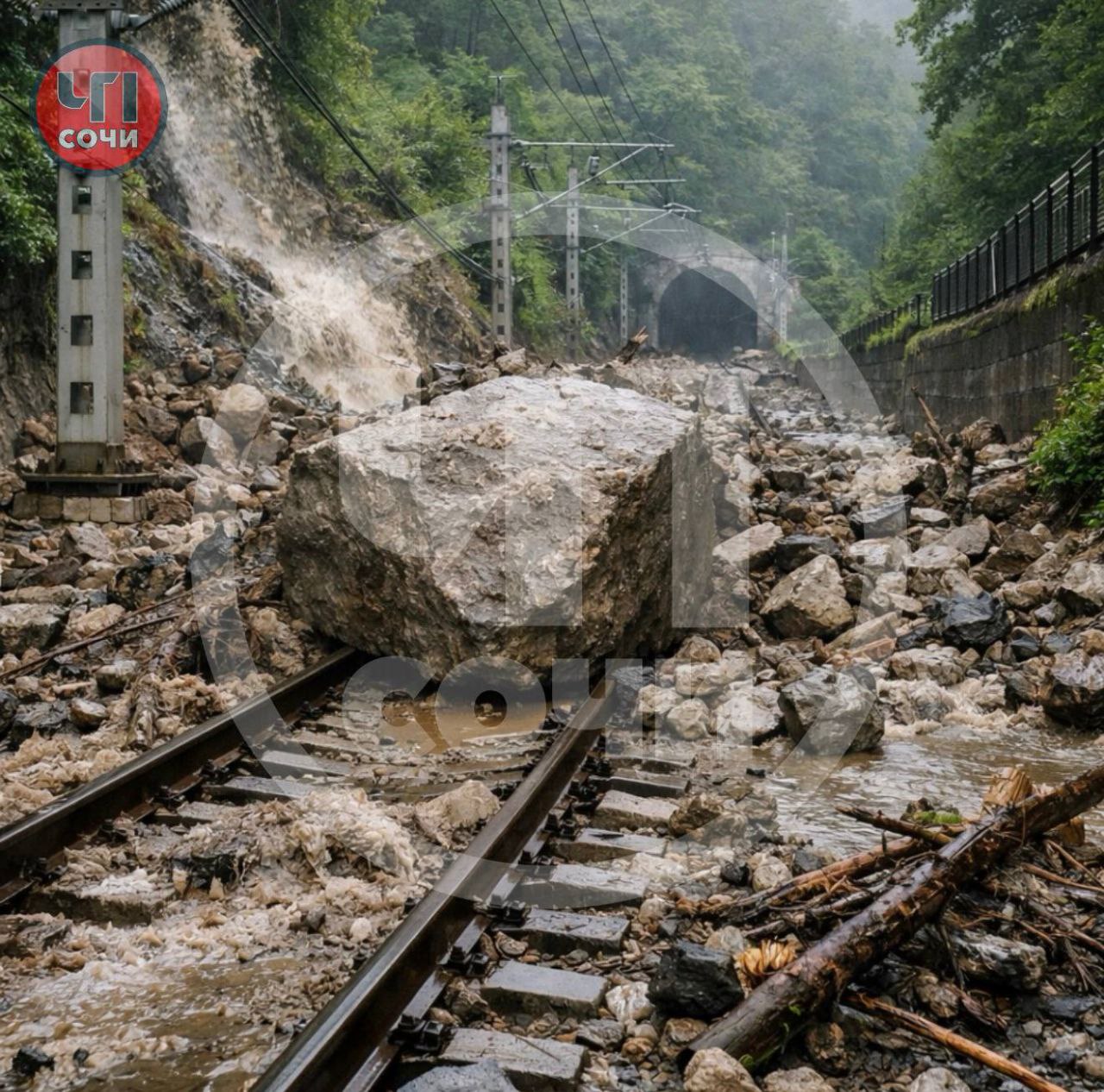 В районе Головинки сель перекрыл ж д пути движение поездов приостановлено На перегоне Чемитоквадже Якорная Щель сегодня сошёл сель Грязекаменная масса вышла на железнодорожные пути на рельсах оказался камень размером около 1 1 метра Убрать его вручную не удалось Для расчистки участка к месту направляют бульдозер со станции Лазаревское До завершения работ движение поездов на перегоне временно остановлено К участку уже подходят составы на север 8 пассажирских и 2 пригородных поезда на юг 1 пассажирский и 2 пригородных Возможны задержки Пассажирам советуют следить за сообщениями перевозчиков и учитывать обстановку при планировании поездок