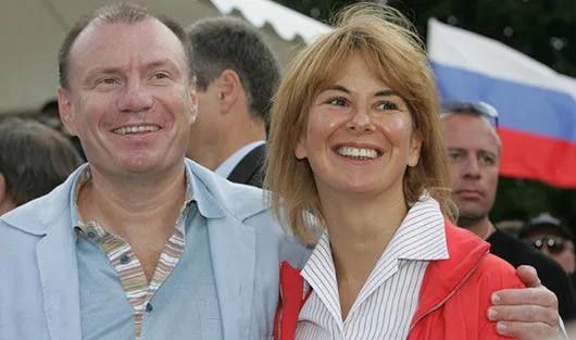 Бывшая жена миллиардера Потанина получила право претендовать на многомиллиардную долю его акций в Норникеле Такое решение принял Апелляционный суд Лондона Теперь бывшая жена хочет получить по иску 17 млрд и лишить миллиардера более 70 его состояния Развод пары состоялся в 2014 году а сам процесс может стать одним из самых дорогих в истории banki oil