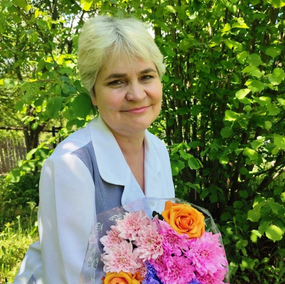 Ещё один педагог из Козельска выдвинут на Всероссийскую премию Номинантом стала учитель начальных классов из деревни Дешовки Раиса Макарова. Её кандидатуру выдвинули ученики и коллеги за существенный вклад в воспитание детей на основе традиционных ценностей. Раиса Викторовна разработала и провела патриотическое мероприятие, посвящённое 80-летию Победы. Её работа победила в одной из номинаций регионального этапа конкурса, что позволило ей выйти на федеральный уровень премии. До этого стало известно о том, что в финал вышел Иван Гришачев, советник директора козельской школы №4. Подписаться Прислать новость