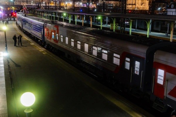 Электрички Владивостока перевезли 300 тысяч человек с начала года С начала года пригородные поезда Владивостока перевезли более 300 тысяч пассажиров Жители и гости столицы Приморья благодаря введению единого городского тарифа стали чаще пользоваться электричками С начала года было перевезено более 300 тысяч пассажиров что на 21 больше чем за аналогичный период прошлого года сообщили в администрации дальневосточной столицы Напомним с 1 января 2025 года зона действия единого городского тарифа ЕГТ была расширена до станции Угольная охватив 17 станций и остановочных пунктов на участке протяженностью 37 километров Сейчас стоимость проезда на маршрутах Владивосток Угольная Мыс Чуркин Угольная Мыс Чуркин Владивосток на электропоездах составляет 32 рубля а на скорых экспрессах 37 рублей РБК Восток в Telegram и MAX