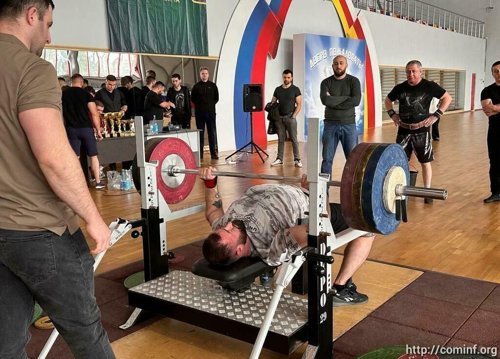 Спортсмены, принявшие участие в открытом чемпионате республики по силовому троеборью, жиму штанги лежа и строгому подъему на бицепс, продемонстрировали высокий уровень мастерства, что подтверждают новые установленные рекорды  Об этом сказал в комментарии «Ресу» президент Федерации пауэрлифтинга и силового экстрима Леван Алборов.  Участниками соревнований стали атлеты из Южной и Северной Осетии, Дагестана, Кабардино-Балкарии.  «Наиболее напряженная борьба развернулась в упражнениях - жим лежа и строгий подъем на бицепс, по которым были установлены абсолютные рекорды.  В следующем году планируем провести расширить географию стран-участников турнира, поскольку уровень мастерства ребят повышается», - сказал Алборов.  Подробнее читайте на нашем сайте