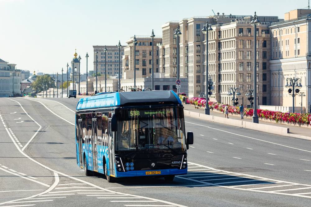 От первых моделей до машин нового поколения с ночной зарядкой и увеличенным запасом хода как в Москве развивается технология электробусов Первый электробус представили на выставке в 2015 году а на регулярные маршруты он вышел в 2018 м Сегодня по городу курсирует уже более 2 6 тысячи современных экологичных машин которые постоянно модернизируются становясь комфортнее и технологичнее Рассказываем в новом материале как Москва превратила электробус в основной вид наземного транспорта и что ждет его в будущем подробнее читайте на нашем сайте Ресайкл Подписаться