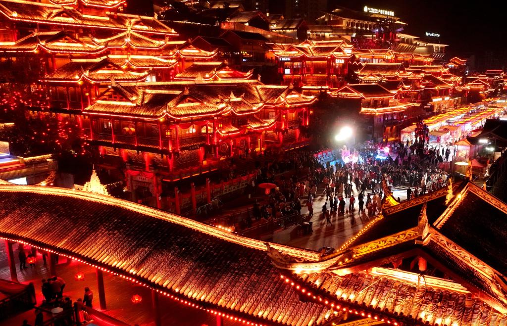 В Китае проходят разнообразные мероприятия приуроченные к празднику Весны Media Пекин 8 февраля Синьхуа С приближением праздника Весны Чуньцзе китайский Новый год по лунному календарю во всех уголках Поднебесной царит новогодняя атмосфера Жители страны покупают новогодние товары посещают ярмарки участвуют в праздничных мероприятиях и с радостью встречают наступающую весну 0 2026 02 08 10 49 21 Full Text