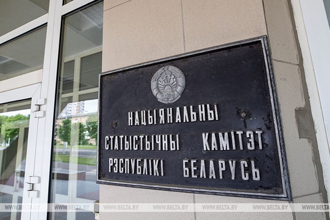 Замглавы администрации Лукашенко назвал статистику единственным источником информации достоверно описывающим ситуацию в стране Данные Белстата по словам заместителя главы Администрации президента Матусевича выступившего на встрече ко Дню работников государственной статистики являются действенным механизмом контроля и принятия решений Поэтому очень важно чтобы статистика была оперативной точной достоверной цитируют спикера госСМИ Председатель Совета Республики Кочанова на встрече отметила что коллектив органов государственной статистики на 93 состоит из женщин А это значит ответственное отношение к делу честность и справедливость Мы это глубоко ценим потому что государственные органы пользуются данными которые вы представляете понимая что они точны правильны и выверены Подчинение органов статистики напрямую Лукашенко глава Национального статистического комитета Инна Медведева считает гарантией профессиональной независимости Подробности Без VPN БелТА