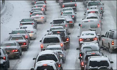 Власти Москвы предупредили о пробках перед 14 февраля Они ожидаются в пятницу рядом с цветочными рынками и местами проведения досуга Как заявили в ЦОДД аналитики считают что послезавтра число поездок на личном авто вырастет более чем на 2 по сравнению с четвергом Заторы прогнозируются у Рижского рынка на Бережковской набережной улицах Верхние Поля Большая Дорогомиловская и Киевская в центре Москвы на Кузнецком Мосту Пятницкой и Большой Никитской а также у крупных торговых центров Подписаться на Говорит Москва Telegram VK MAX