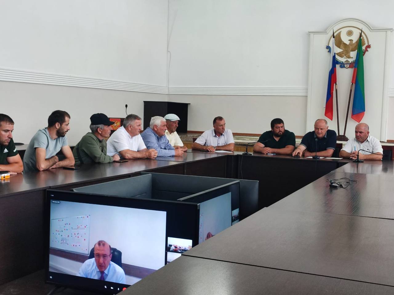 Магомед Тагиров провел прием граждан с жителями Табасаранского района  Сегодня врио министра транспорта и дорожного хозяйства Республики Дагестан Магомед Тагиров провел личный прием граждан в формате видеоконференции с представителями Табасаранского района.    В ходе встречи заявители обратились с различными вопросами, касающимися дорожной и транспортной отрасли региона.   Одним из обращений стало предложение от жителей сельского поселения «Кужникский». Они подняли вопрос о состоянии дороги Дербент – Хучни – Хараг, особенно участка протяженностью 3 км, который ведет к селу Улуз. Жители попросили включить данный участок в проектирование для улучшения дорожной инфраструктуры.   Также на встрече присутствовали представители сельского поселения «Куркакский» и местные активисты. Они обратили внимание на участок дороги Дербент – Хучни – Хив, находящийся на 43-50 км. Участники встречи выразили просьбу включить этот участок в программу асфальтирования на 2025 год.   Магомед Тагиров внимательно выслушал каждое обращение и взял вопросы на личный контроль, заверив граждан в том, что их проблемы не останутся без внимания.    Министерство транспорта и дорожного хозяйства РД продолжит работу по улучшению дорожной инфраструктуры в регионе, учитывая мнения и предложения местных жителей.
