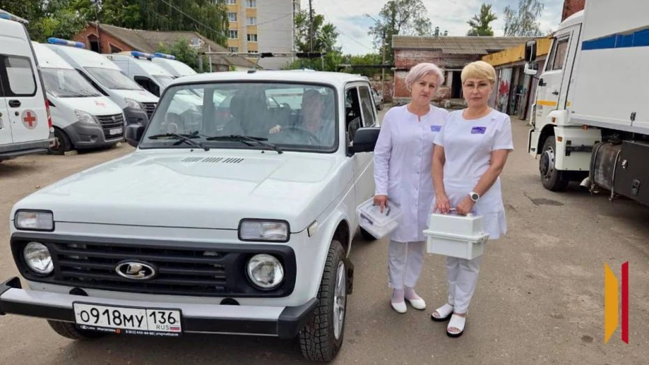 Автопарк Семилукской райбольницы пополнили две машины  Семилукская районная больница получила две новые «Лады Нивы». Они уже вышли на рабочие маршруты. На них бригады скорой помощи могут оперативнее приезжать к пациентам, живущим в труднопроходимой сельской местности.    Медицинские автомобили приобрели в рамках федеральной программы «Модернизация первичного звена здравоохранения», являющейся частью нацпроекта «Продолжительная и активная жизнь». Общая стоимость машин – около 2,3 млн рублей.