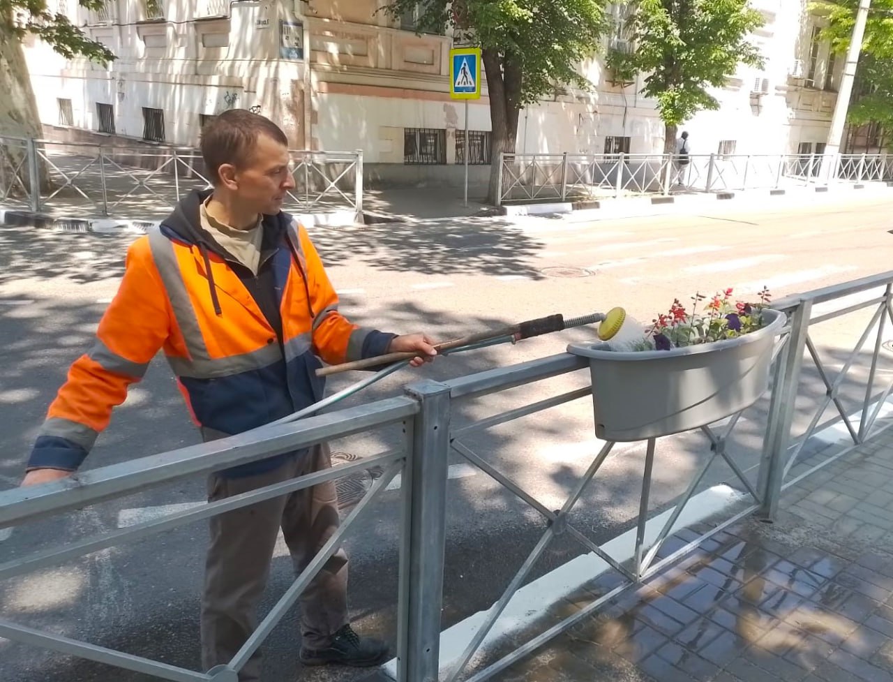 В Симферополе проводятся работы по уходу и поливу зеленых насаждений в парках, скверах и зелёных зонах! Сотрудники МБУ «Город» ежедневно заботятся о растениях, осуществляя их полив и своевременный уход. Кроме того, специалисты регулярно осуществляют полив цветов высаженных в кашпо. Поддержание чистоты и уюта создаёт комфортные условия для отдыха горожан и гостей столицы Крыма.