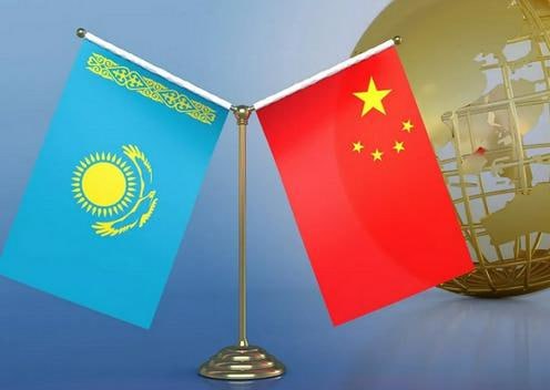 Китайские компании возведут в Казахстане три мусоросжигающих завода и морской порт По данным и о министра экологии Жомарта Алиева предприятия по утилизации бытовых отходов появятся в Астане Алматы и Шымкенте в течение ближайших двух лет причём договор с инвесторами уже подписан а общий объём вложений составит 293 млрд тенге более 565 млн Строительство начнётся в 2026 году после завершения проектирования определения земельных участков и подведения коммуникаций а завершится в 2028 м Параллельно китайская сторона планирует реализовать проект по возведению морского порта в Актау на Каспии Подробнее на нашем сайте Актуальные новости из Центральной Азии fergananews