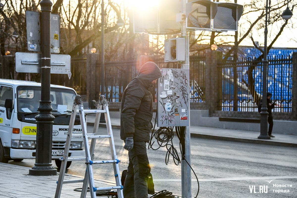 В ближайшие две ночи в тестовом режиме запустят три новых светофора на перекрёстках Светланская – Пограничная, Семёновская – Пограничная и Светланская – Уборевича. Они могут работать в мигающем режиме. Водителей просят быть внимательными на этих участках.