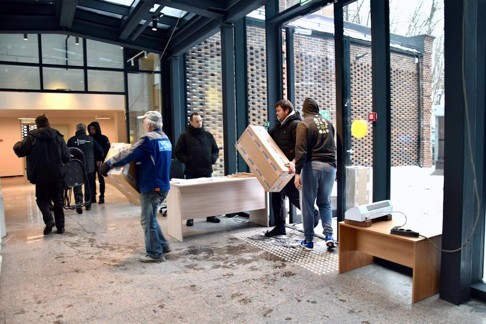 Пермская галерея планирует с 20 декабря начать обзорные экскурсии по новому зданию на Заводе Шпагина Билеты появятся в продаже на сайте галереи с 18 декабря В декабре в здании официально финишировали строительные работы и начался переезд экспонатов В новое здание предстоит перевезти около 60 тысяч экспонатов Они требуют особой упаковки и аккуратной транспортировки Подписаться на Интересную Пермь в ТГ I в МАХ