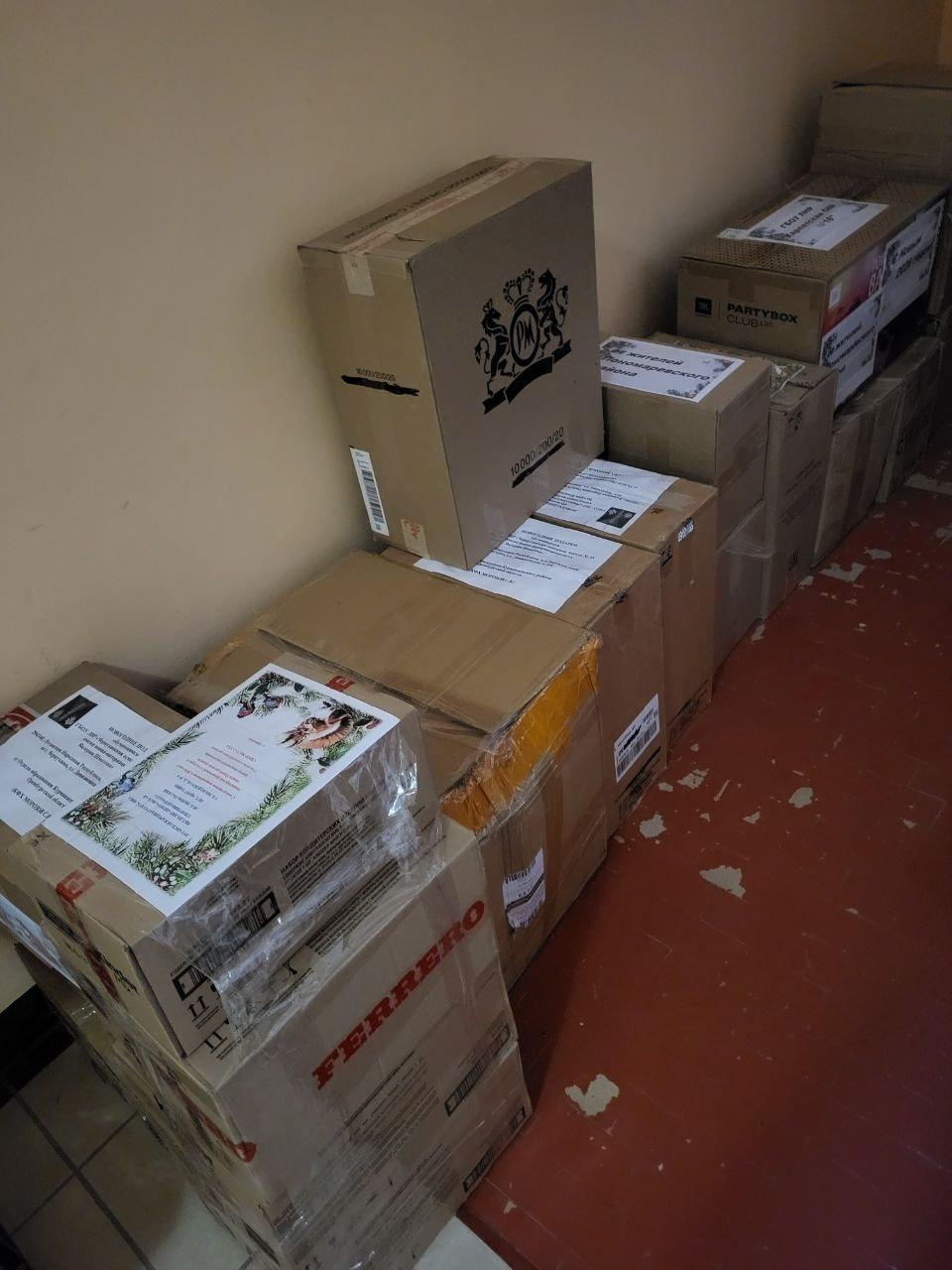 Новогодние подарки для перевальчан доставили из Оренбуржья Представители муниципалитетов региона шефа передали большую партию гуманитарной помощи Коробки с подарками сувенирами и угощениями прибыли в администрацию Перевальского округа Посылки собирали жители Курманаевского и Октябрьского районов города Орска Медногорска и Абдулинского муниципального округа Во время новогодних праздников груз будет распределен между воспитанниками образовательных и культурных учреждений округа В частности адресные грузы доставят в СОШ 35 пгт Чернухино в Перевальскую коррекционную школу интернат в окружную ДШИ и в ряд иных организаций Всего в Перевальск доставлено свыше 30 коробок подарков от муниципалитетов Оренбуржья Все приняли начинаем подготовку к вручению Очень волнительно каждый раз приятно дарить детям сказку сказал ио замминистра по региональной информационной политике Оренбургской области Игорь Кабанов