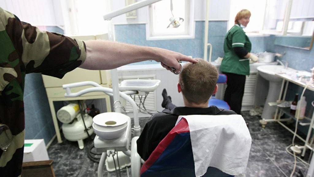 Частная медицина в тюрьмах станет доступнее В проекте приказа Минюста предлагается существенно изменить порядок обращения заключенных в СИЗО и колониях за платной медицинской помощью вне рамок системы ФСИН. Теперь заявления на приглашение внешнего специалиста должны рассматриваться не дольше трех рабочих дней. Инициировать обращение сможет не только сам заключенный, но и медицинский персонал учреждения. Приемы гражданских врачей будут регламентированы: определены реквизиты для перевода средств, а визит обязательно согласуется с администрацией учреждения. Ранее такая диагностика регулировалась только распорядительными актами, а не отдельным приказом Минюста. Теперь заключенные получат возможность не только консультироваться, но и проходить полноценное обследование, результаты которого будут официально фиксироваться в медицинских документах.
