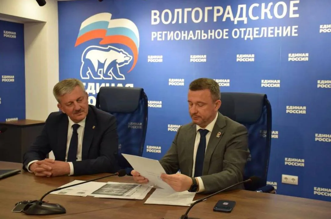 Глава Волгограда Владимир Марченко подал заявление на участие в праймериз Единой России Внутрипартийное голосование пройдёт 22 мая победители представят партию на выборах в Госдуму IX созыва Решение мэра пойти на праймериз логичный шаг для чиновника его уровня Праймериз остаются техническим этапом подтверждающим лояльность и включённость в партийную вертикаль Тем не менее их прохождение даёт кандидату дополнительные очки и внутри партии и в глазах избирателей Статус сам себя не подтвердит Задача самого Марченко сейчас консолидировать избирателей вокруг себя Пойдет ли он в Госдуму Думаем нет но политическая реальность такова что все может измениться за очень короткое время Мы в MAX