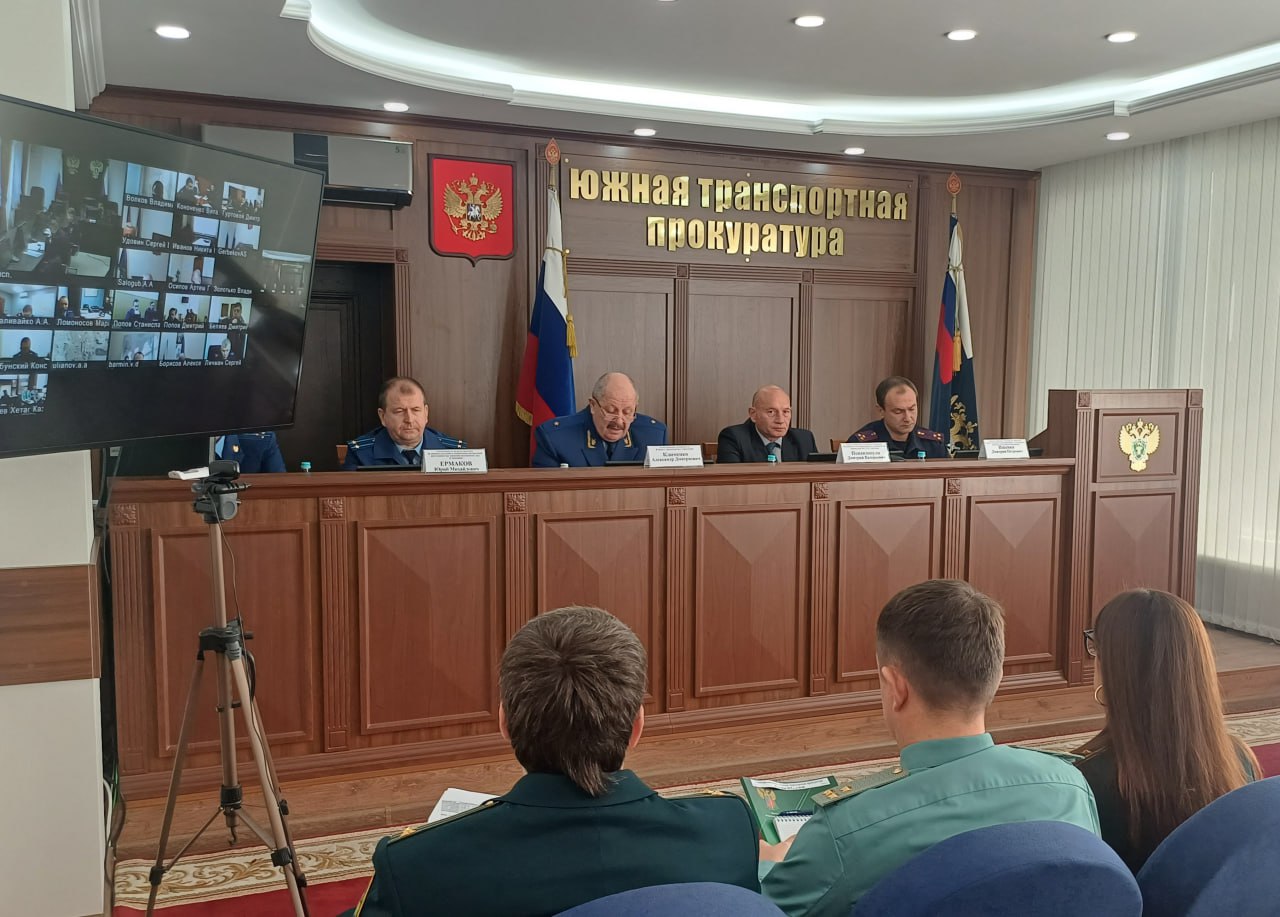 В Южной транспортной прокуратуре проведен совместный межведомственный семинар Южной транспортной прокуратурой организован и проведен совместный межведомственный семинар по теме Проблемные вопросы при принятии решений по сообщениям о преступлениях и уголовным делам по нереабилитирующим основаниям В семинаре приняли участие представители Саратовского областного суда Западного межрегионального следственного управления на транспорте СК России управлений на транспорте МВД России по СКФО ЮФО и ПФО Южной и Северо Кавказской оперативных таможен Ростовского филиала Российского государственного университета правосудия имени В М Лебедева и Ростовского филиала Санкт Петербургской академии Следственного комитета Участники обсудили вопросы правоприменительной практики при принятии нереабилитирующих решений