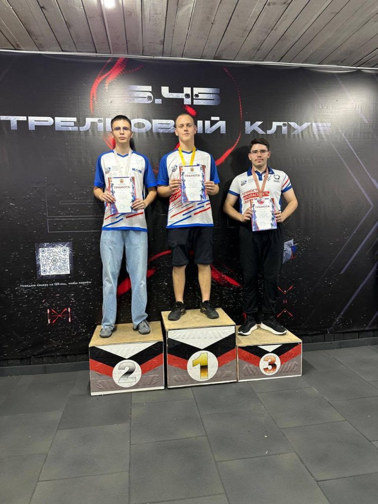 ORSK RU 18 Орские стрелки вошли в сборную области В Гае прошло первенство Оренбургской области по практической стрельбе из пневматического пистолета На турнире собрались более 90 участников со всей области от юных спортсменов до опытных стрелков старше пятидесяти Орчане выступили блестяще и заняли весь пьедестал почёта в категории Юноши золото у Григория Жеманова серебро у Дмитрия Челухина бронза у Семёна Дергилева В категории Мальчики лучшим стал Михаил Лазарев Среди юниоров третье место занял Кирилл Басов В мужской категории серебро и бронза достались Георгию Кузьменко и Алексею Челухину Юные стрелки показали не только отличные результаты но и подтвердили высокий уровень подготовки получив спортивные разряды Теперь орчане будут представлять Оренбургскую область на подробнее на канале ORSK RU 18