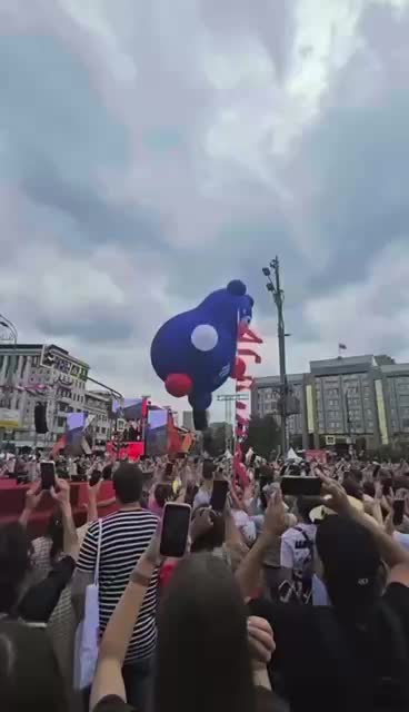 Олимпийский мишка не смог взлететь на фестивале в Москве