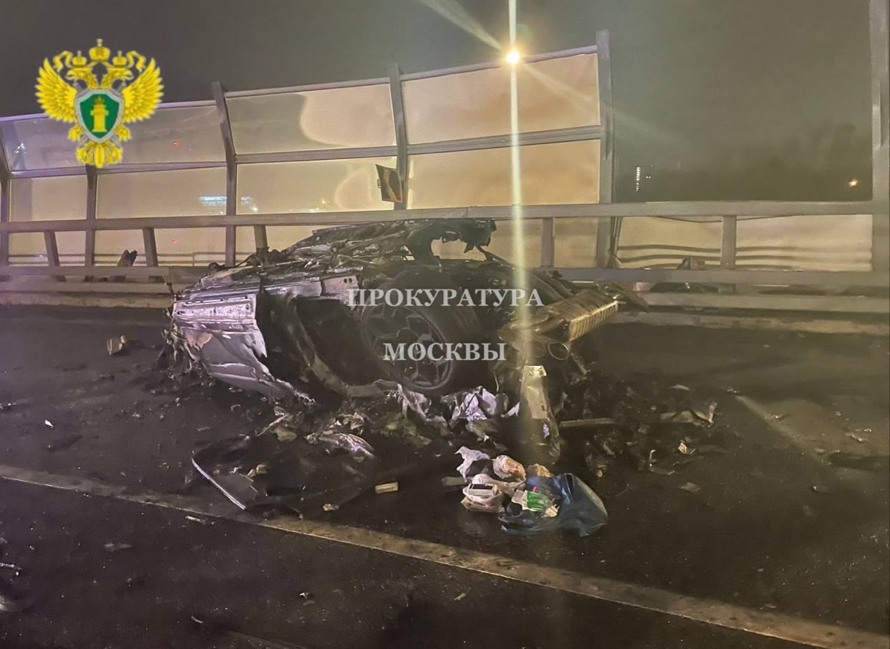 Автомобиль врезался в ограждение в Москве опрокинулся и загорелся Два человека погибли два пострадали сообщили ТАСС в МВД Источник ТАСС в правоохранительных органах уточнил что в ДТП попал автомобиль Lamborghini Подпишись на ТАСС Москва в Мах