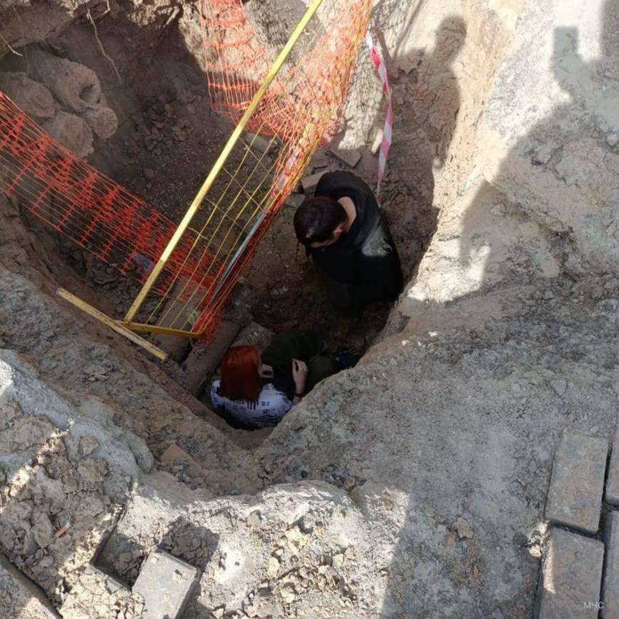 Мужчина застрял в яме, пытаясь спасти девушку, в Ростове На улице Нагибина, 49 жительница упала в яму глубиной около 2,5 метров после выхода из автобуса. Ей стало плохо, и прохожие вызвали помощь. Прибывшие на место спасатели обнаружили, что в яме находится и мужчина, который пытался помочь девушке. По его словам, он не заметил, что внизу есть глина, и сам увяз по колено.