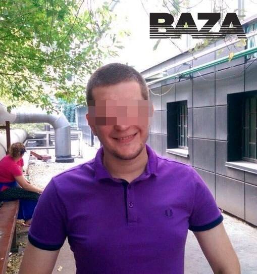 В Москве коллектор микрозаймов «выбивал» из клиентов долги и гасил ими свои микрозаймы. Так он украл несколько миллионов рублей. 36‑летний Антон устроился на работу коллектором ещё в 2021 году. Работал он там неофициально — мужчина попросил не оформлять его в штат из‑за большого количества долгов, кредитов и преследования приставов. На этом и сошлись. Мужчина должен был убеждать должников в необходимости заплатить долг, а также рассказывать им о способах погашения задолженности её можно было закрыть, перечислив деньги по QR‑коду, банковской картой на сайте или наличными в кассе . Всё шло хорошо до начала 2025 года — с этого момента задолженности перед МФО стали расти, а должники, которых вёл Антон, не вносили средства по договорам. В конце мая Антон резко перестал ходить на работу, сославшись на проблемы в семье. Его делами занялся другой специалист и выяснил очень интересную информацию. Оказалось, что Антон рассказал должникам о ещё одном, «более удобном», способе погасить долги перед организацией — перевести деньги на личную карточку Антона. Как оказалось, многие должники выбрали этот способ погашения долга. На данный момент компании известно о трёх миллионах рублей, переведённых таким образом на карту Антона. Однако есть вероятность, что итоговая сумма будет намного больше. По предварительным данным, часть денег ушла на погашение парнем своих микрозаймов. Сейчас предприимчивого коллектора разыскивает полиция. Подписывайтесь, это Baza