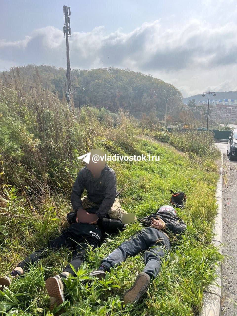 Во Владивостоке задержали закладчиков на мопеде с женскими трусами.  Задержание провели сотрудники Тигр правопорядка, когда заметили в районе улицы Адмирала Горшкова двух мужчин, которые раскидывали закладки. При обыске у одного из них обнаружили женские использованные трусы и 10 граммов героина. Задержанные были переданы полицейским.