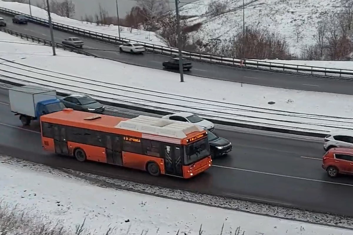 выделенныеполосы Госдума разрешит регионам самим решать какие автобусы должны ездить по выделенкам Госдума приняла в первом чтении законопроект разрешающий регионам допускать на выделенные полосы туристические и другие виды автобусов обслуживающих массовые мероприятия Сейчас согласно ПДД на выделенки разрешено выезжать школьным автобусам и наземному городскому транспорту Для удовлетворения интересов туристического транспорта поясняли в Минтрансе России субъекты федерации должны решать какие ещё виды транспорта допускать на полосы с учётом региональной специфики городской инфраструктуры и потребностей жителей Это могут быть к примеру туристические автобусы или транспорт перевозящий отдыхающих в пансионаты Для расширения полномочий регионов правительство предложило поправки к закону О безопасности дорожного движения Власти Москвы Санкт Петербурга и Севастополя сегодня уже могут утвердить собственные перечни автобусов которым разрешено ездить по полосам Законопроект наделяет таким правом остальные субъекты рассказал КоммерсантЪ Источник фото speedcam online
