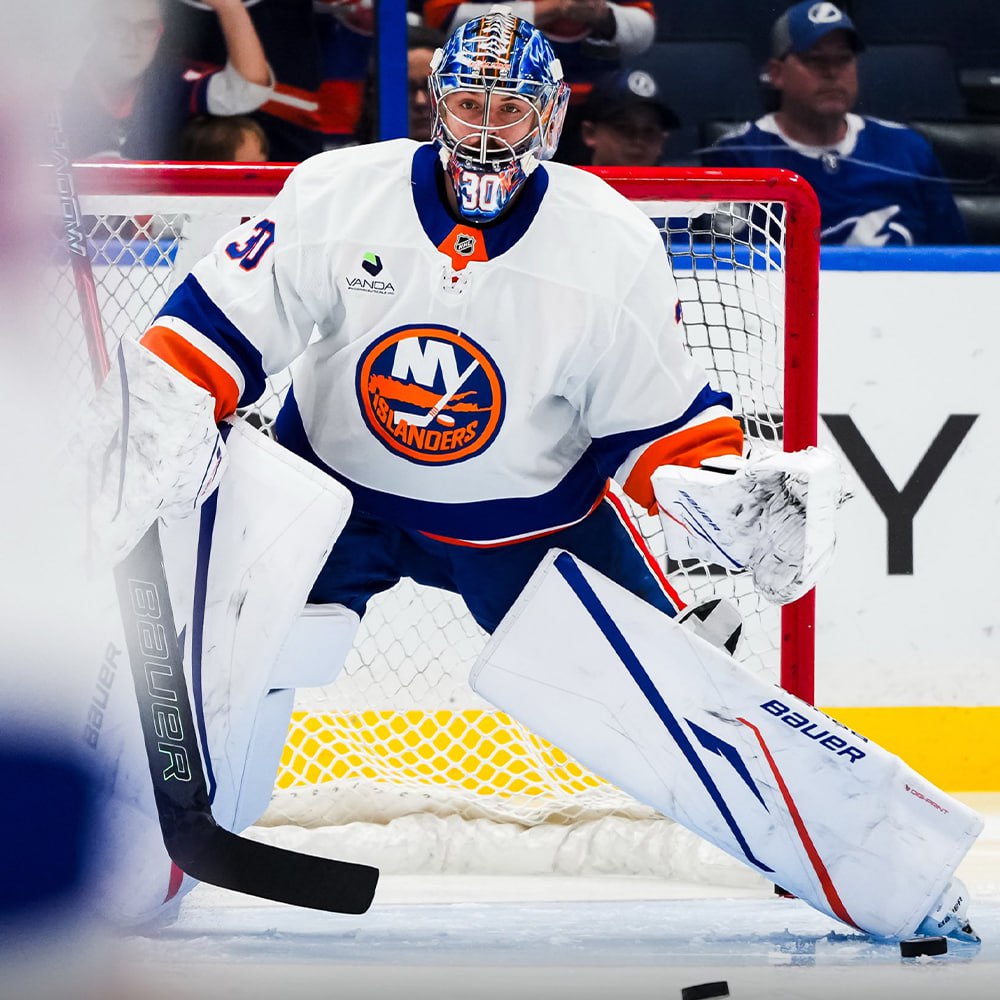 Илья Сорокин признан третьей звездой дня в НХЛ Российский голкипер Айлендерс отразил все 32 броска хоккеистов Тампы 2 0 Второй звездой признан нападающий Колорадо Натан Маккиннон Первой звездой дня стал форвард Флориды Сэм Беннет Подписывайтесь на РИА Новости Спорт в MAX