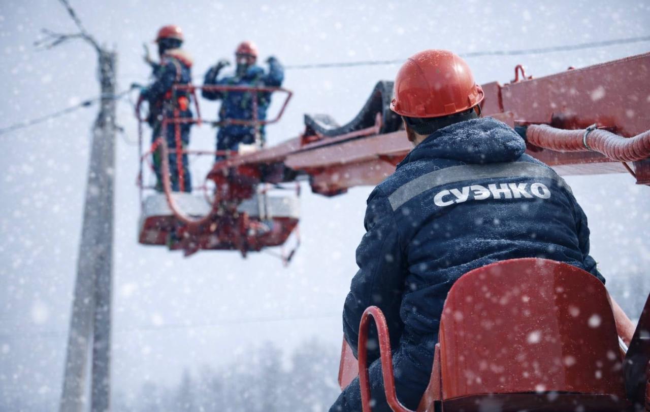 Энергетики Тюменской области перейдут на усиленный режим работы в февральские праздники Режим повышенной готовности будет работать в регионе с 21 по 23 февраля текущего года Специалисты обеспечат надежное и бесперебойное функционирование электросетевого комплекса Россети На случай возможных аварийно восстановительных работ в России подготовлены более 10 6 тысяч бригад более 53 тыс энергетиков и порядка 27 тысяч единиц спецтехники около 8 тысяч резервных источников электроснабжения общей мощностью 669 МВт Также более двух тысяч бригад может быть привлечено от подрядных организаций СУЭНКО В рамках подготовки в филиалах проведена проверка готовности спецтехники резервных источников электроснабжения Подтверждено наличие необходимого аварийного запаса материалов на случай нештатных ситуаций Также организовано дежурство технических руководителей и аварийно восстановительных бригад   Кроме того на указанный период объявлен режим технологической тишины будут запрещены плановые работы на энергообъектах с обесточением потребителей СУЭНКО Подписывайтесь на нас в МАХ