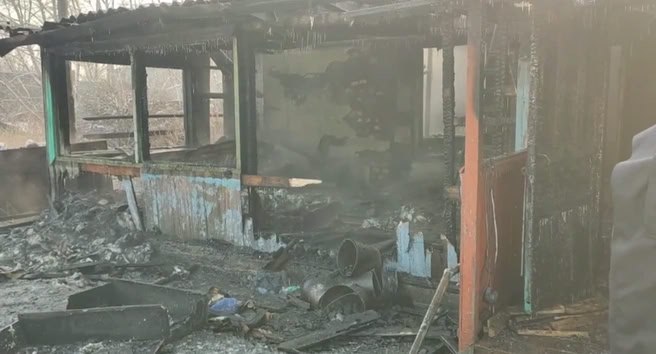 Днем 28 января в Минусинске загорелся одноэтажный брусовый дом на улице Пугачева В огне погиб 12 летний мальчик с инвалидностью Незадолго до пожара мать ребенка вышла во двор чтобы набрать угля Когда женщина вернулась и заметила возгорание она бросилась в дом за сыном но найти его в дыму не смогла Из горящего здания ее вытащили соседи Всего в результате происшествия пострадали два человека сама женщина и сосед который ее спасал У матери диагностировали ожоги и отравление Погибший мальчик страдал ДЦП и передвигался на инвалидной коляске поэтому не смог выбраться самостоятельно Подробнее на Бабре красноярск kras 24