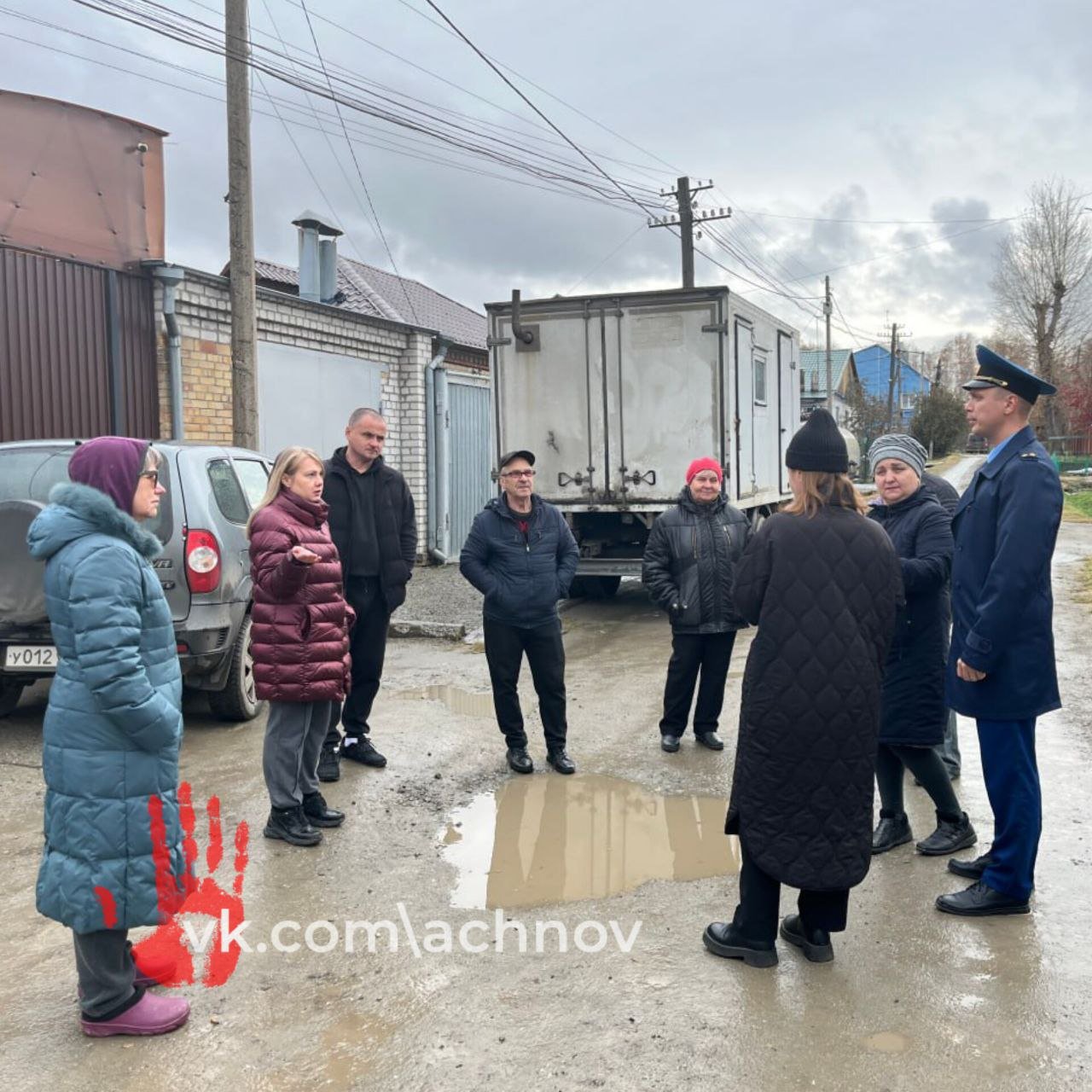 За недельное отсутствие воды в поселке Першино к ответственности призвали руководителя и замглавного инженера МУП «Производственное объединение водоснабжения и водоотведения»   Сегодня об этом сообщили в областной прокуратуре. По данным ведомства, директору предприятия внесено представление, а его подчиненный  попал под статью "Нарушение нормативного уровня или режима обеспечения населения коммунальными услугами".  ‼ Напомним, на отсутствие воды пожаловались жители переулка Анапский. Водоснабжение у них отсутствовало с 18 по 24 октября.  "Агентство чрезвычайных новостей" писало об этом тут:   . После этого прокуратура Металлургического района начала проверку. Зафиксировали, что вода пропала из-за повреждений на сетях, а подвоз живительной влаги был организован плохо.   В результате вмешательства представителей власти трубы быстро починили, проложили новый трубопровод, установили колодцы и вода в жилых домах появилась.