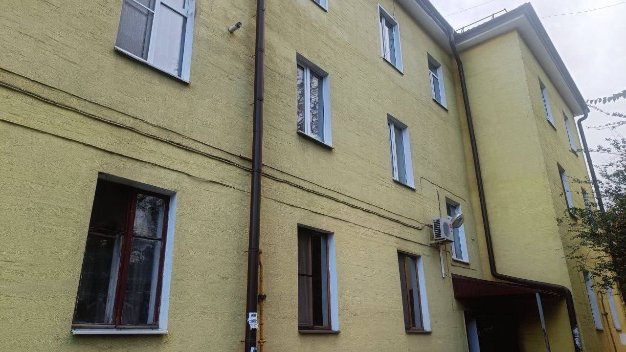 Власти города приняли меры при проседании пола на улице Энергетиков В городскую администрацию поступило сообщение о том что в доме на улице Энергетиков появились трещины и проседание пола По распоряжению главы города Евгения Маслова на место выехали представители комитета ЖКХ городского жилищного фонда управляющей компании государственной жилищной инспекции и газовой службы В ходе обследования было выявлено что в двух квартирах повреждены внутренние перегородки и полы Для обеспечения безопасности жильцов им предложили временное жильё Выяснилось что владельцы одной из квартир имеют другое жильё и отказались от временного в то время как другая семья согласилась воспользоваться им В ближайшее время на место приедут строительные эксперты которые определят объём необходимых работ Эти работы будут выполнены управляющей компанией в кратчайшие сроки за счёт лиц ответственных за возникновение проблемы Для обеспечения безопасности один подъезд дома отключён от газа а весь дом от отопления Администрация города взяла ситуацию под контроль