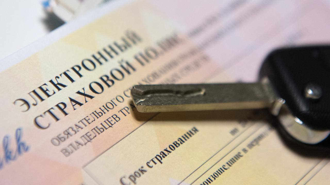 С 2026 года техосмотр в России подорожает минимум на 50 проверка легковушки вместо 913 рублей будет стоить 1300 а в регионах цена может оказаться ещё выше Дополнительно вводят госпошлину 500 рублей за внесение данных в базу МВД пока неясно переложат её на операторов или на самих автовладельцев Эксперты уже раскритиковали методику ФАС назвав расчёты с потолка и предлагают отпустить цены в свободное регулирование по аналогии с ОСАГО Новый тариф затронет около 6 млн автомобилистов а госпошлина способна приносить бюджету до 4 5 млрд рублей в год bankovshina