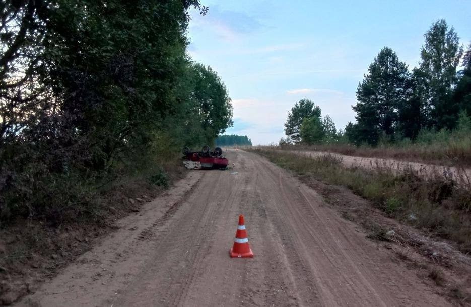 Два человека погибли в ДТП в Верхошижемском районе  Вечером 4 августа на 2 км автодороги «Скородум –Чернеево» 38-летний мужчина – водитель мотороллера «Муравей» не справился с управлением и совершил опрокидывание. В результате ДТП водитель и 60-летняя женщина – пассажир погибли.   Подписаться