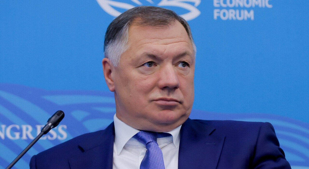 Хуснуллин: восстановление Донбасса и Новороссии не имеет аналогов в мире «Работа по развитию новых регионов является уникальной. Ни в одной стране мира, я могу точно сказать, нет такого примера, когда идет специальная военная операция на территории всех субъектов, когда идут военные действия, но при этом у нас темп восстановления и роста экономики просто измеряется десятками процентов. Вот можно проанализировать, нигде в мире такого нет. Обычно, где военная операция, там вся экономика схлопывается», — сказал вице-премьер РФ Марат Хуснуллин, отметив, что это уникально для всей мировой истории. Он добавил, что в прошлом году программа социально-экономического развития Донбасса и Новороссии выполнена на 99%. С 2022 года 22,6 тыс. объектов построено и восстановлено, 5 тыс. км дорог. Фото: Росконгресс/Елена Игнатьева , VK и ОК и читайте новости на нашем сайте
