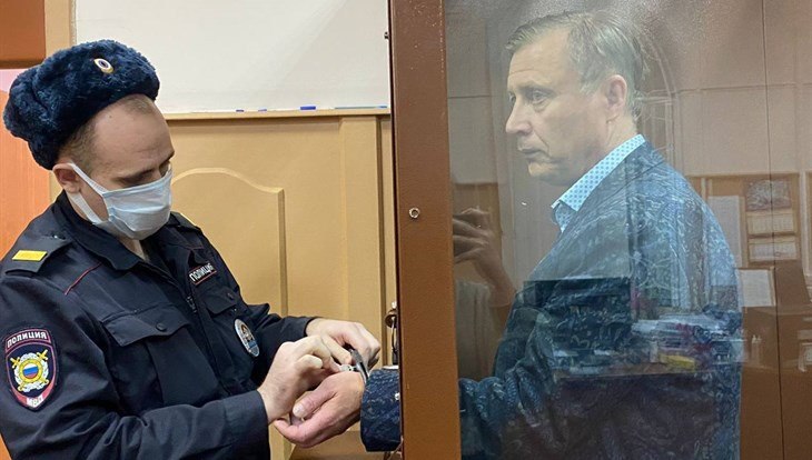 Суд приговорил томского бизнесмена Левчугова к 10 годам "строгача"    Юргинский городской суд приговорил томского бизнесмена Владислава Левчугова к 10 годам колонии строгого режима, бывшего главу отдела по расследованию особо важных дел томского СУ СК Сергея Арефьева – также к 10 годам колонии. Кроме того, каждый осужденный должен выплатить штраф в 420 миллионов рублей    РИА Томск    Подписаться! Регион-70      Прислать новость‌‌