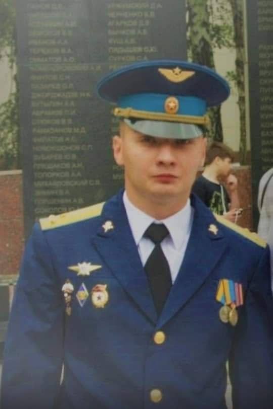 В Ульяновске откроют улицу имени Героя России Александра Шишкова В Ульяновске появится улица имени Героя России Александра Шишкова Постановление подписал глава города Александр Болдакин По мнению градоначальника эта инициатива продолжает работу по увековечиванию памяти участников специальной военной операции Важно чтобы их имена и подвиги остались в истории города и стали примером мужества для будущих поколений сказал он В Ульяновске уже есть улицы названные в честь Героя России Максима Михайлова и Героев Гостомельского Десанта Улица имени Александра Шишкова будет продолжением улицы Уютной в Ленинском районе Александр Шишков участвовал в боях на аэродроме Гостомель и погиб в мае 2022 года на подступах к поселку Белогоровка в ЛНР За мужество ему посмертно присвоено звание Героя России Его имя также носит школа 52 в Засвияжском районе kommersant volga