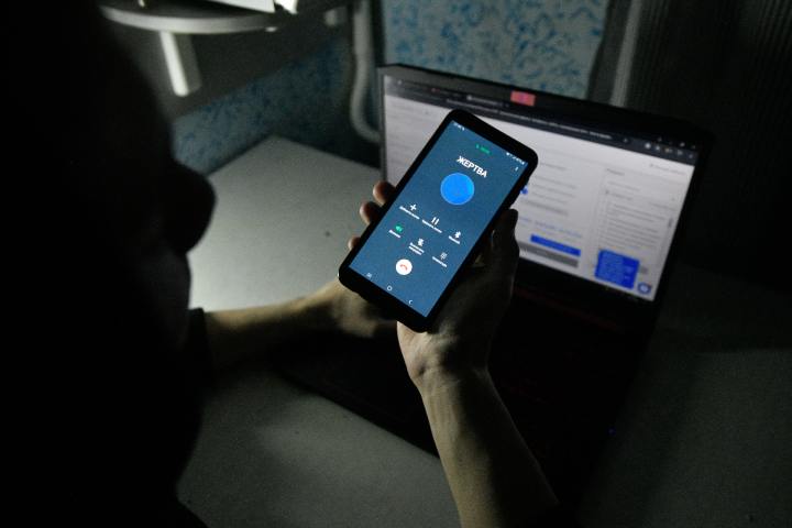 Обошли банки и сняли все до копейки Как супруги из Якутии лишились 23 миллионов рублей, которые копили всю жизнь В полиции рассказали подробности, как супруги из Якутска лишились 23 миллионов рублей. Напомним, что пожилую пару обманули мошенники, заставив отдать им все сбережения. Началось все с фейковой записи на проверку счетчиков. Подробнее Фото: Ольга Юшкова
