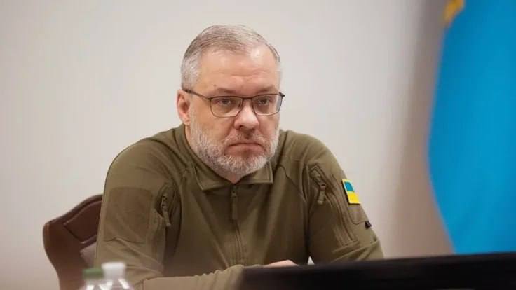 Экс министра энергетики Украины Галущенко задержали при попытке выезда из страны Сотрудники НАБУ и САП задержали бывшего министра энергетики Германа Галущенко в ночь на 15 февраля при попытке покинуть Украину Галущенко был снят с поезда а пограничники имели по нему запрос от НАБУ и САП для получения информации в случае его попытки пересечь границу добавил источник издания Герман Галущенко занимал пост министра энергетики с 2021 года по июль 2025 года После этого он был назначен министром юстиции Украины В ноябре прошлого года на фоне дела Миндича Верховная Рада отправила его и министра энергетики Светлану Гринчук в отставку Их подозревали в причастности к коррупционному делу в Энергоатоме Дмитрий Никотин Подписаться