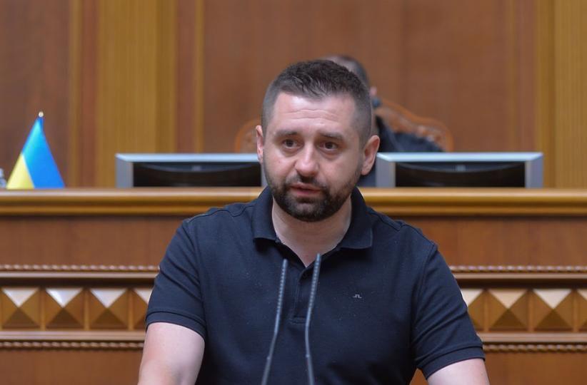 Арахамия заявил о возобновлении украинским ЦИКом работы госреестра избирателей Это произошло впервые с февраля 2022 года уточнил в Telegram канале председатель фракции Слуга народа в Верховной раде Обновление реестра избирателей одно из базовых условий проведения любых выборов подчеркнул Давид Арахамия Как ранее заявлял председатель ЦИКа Сергей Дубовик подсчитать точное число украинцев которые могли бы принять участие в выборах невозможно Согласно реестру насчитывается свыше 33 млн граждан с правом голоса однако их реального числа эта цифра не отражает По разным международным оценкам сейчас за рубежом находятся от 5 до 7 5 млн украинцев Подписаться на Говорит Москва Telegram VK MAX