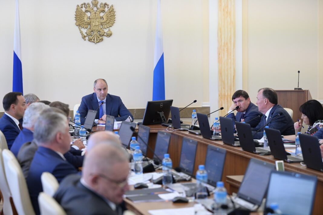 Глава Свердловской области Денис Паслер направил 6 млн рублей на благоустройство спортивной игровой площадки в селе Байны муниципального округа Богданович и общественной территории «Сквер Победы» в селе Елизаветинском под Нижним Тагилом Решение было принято на заседании правительства региона 11 июня. «На месте пустыря появится огражденная площадка для баскетбола и волейбола, а также зона отдыха. Кроме того, в год 80-летия Великой Победы в селе Елизаветинском благоустроят центральный сквер. Там приведут в порядок кустарники и кронируют старые деревья, а также появятся новые насаждения. В сквере установят скамейки и оборудуют дорожки для прогулок», — рассказала министр агропромышленного комплекса и потребительского рынка Свердловской области Анна Кузнецова. Подробнее читайте на сайте «Областной газеты». департамент информационной политики Свердловской области Подписаться на «ОГ» Прислать новость Поддержать канал