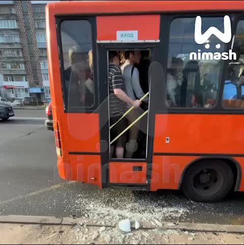 В Нижнем Новгороде в маршрутке Т-57 лопнуло стекло из-за переполненности