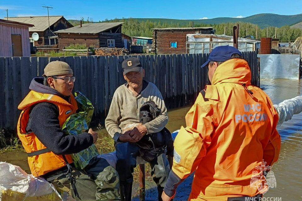 В Якутии за сутки от воды освобождены 167 дворовых территорий в шести населенных пунктах  За минувшие сутки в Якутии вода ушла с 167 дворов, в том числе из 10 жилых домов и с одного участка дороги в шести населенных пунктах. Подтопленными остаются 239 дворовых территорий, включая 84 жилых дома и один участок автодороги РАД «Оймякон». Об этом сообщает МЧС Якутии.  Наиболее сложная ситуация сохраняется в Оймяконском районе: • в селе Оймякон под водой остаются 138 дворов, в том числе 79 домов; • в Куйдусуне — 14 дворов; • в Орто-Балагане — 31 двор.  В Момском районе: • в селе Хонуу — 6 дворов; • в Буор Сысы — 24 двора. В Абыйском районе: • в Кубергане — 26 дворов, включая 5 жилых домов.  Причиной паводка стали обильные дожди в бассейне реки Индигирка, которые привели к резкому подъему уровня воды.  Спасатели продолжают оказывать адресную помощь: доставляют еду и питьевую воду, эвакуируют имущество и скот, помогают с переездом. Также ведётся работа по оценке ущерба и обследованию затопленных объектов.  Фото: МЧС    Все новости   #Яестьновость   Обсудить