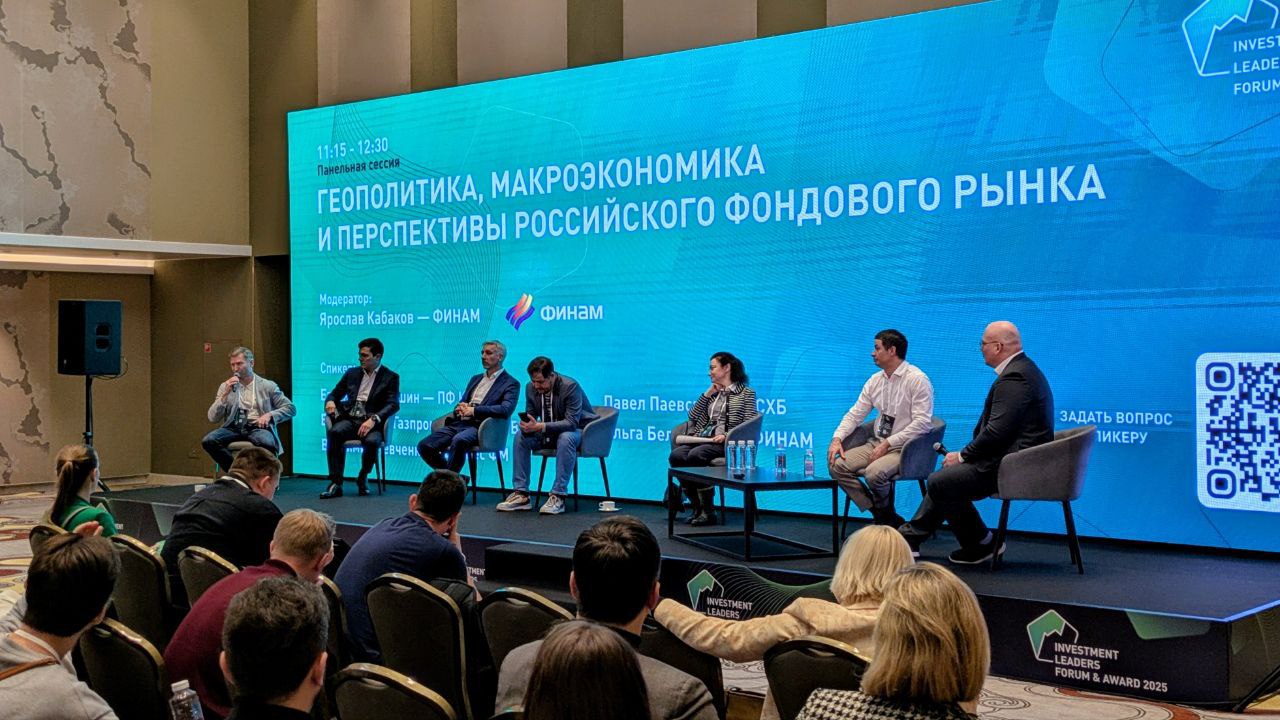 Удвоение инвестиций в российский фондовый рынок По прогнозу биржевика Владимира Левченко на Invest Leaders Forum вложения в российские ценные бумаги увеличатся вдвое в ближайшие четыре года Биржевой эксперт убеждён что индекс Мосбиржи уже преодолел локальную нижнюю отметку Текущая обстановка напоминает период 2007 2012 гг когда наблюдался стабильный рост Левченко ожидает прирост до 100 120 стоимости активов Специалист акцентирует внимание на компаниях внутреннего рынка игнорируя акции экспортеров Он не видит предпосылок для российского финансового коллапса Однако мировая финансовая нестабильность ожидается в ближайшее время что по мнению Левченко подстегнёт спрос на углеводороды investing investing